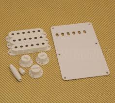 FENDER WHITE STRATOCASTER ACCESSARY KIT